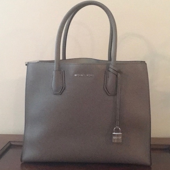 Michael Kors Handbags - Michael Kors hand bag